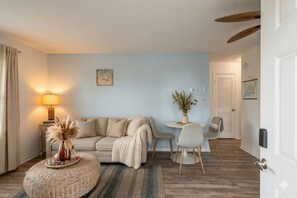 TV - Pet Friendly l 3 Min Walk to Beach l 9 Palms (Myrtle Beach)