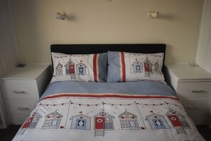 2 bedrooms, travel cot, WiFi, bed sheets