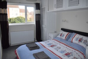 2 多间卧室、旅行婴儿床、WiFi、床单