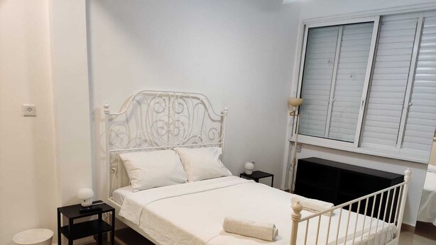 Basic-Zimmer, 1 Doppelbett | 1 Schlafzimmer, Bügeleisen/Bügelbrett, kostenloses WLAN, Bettwäsche