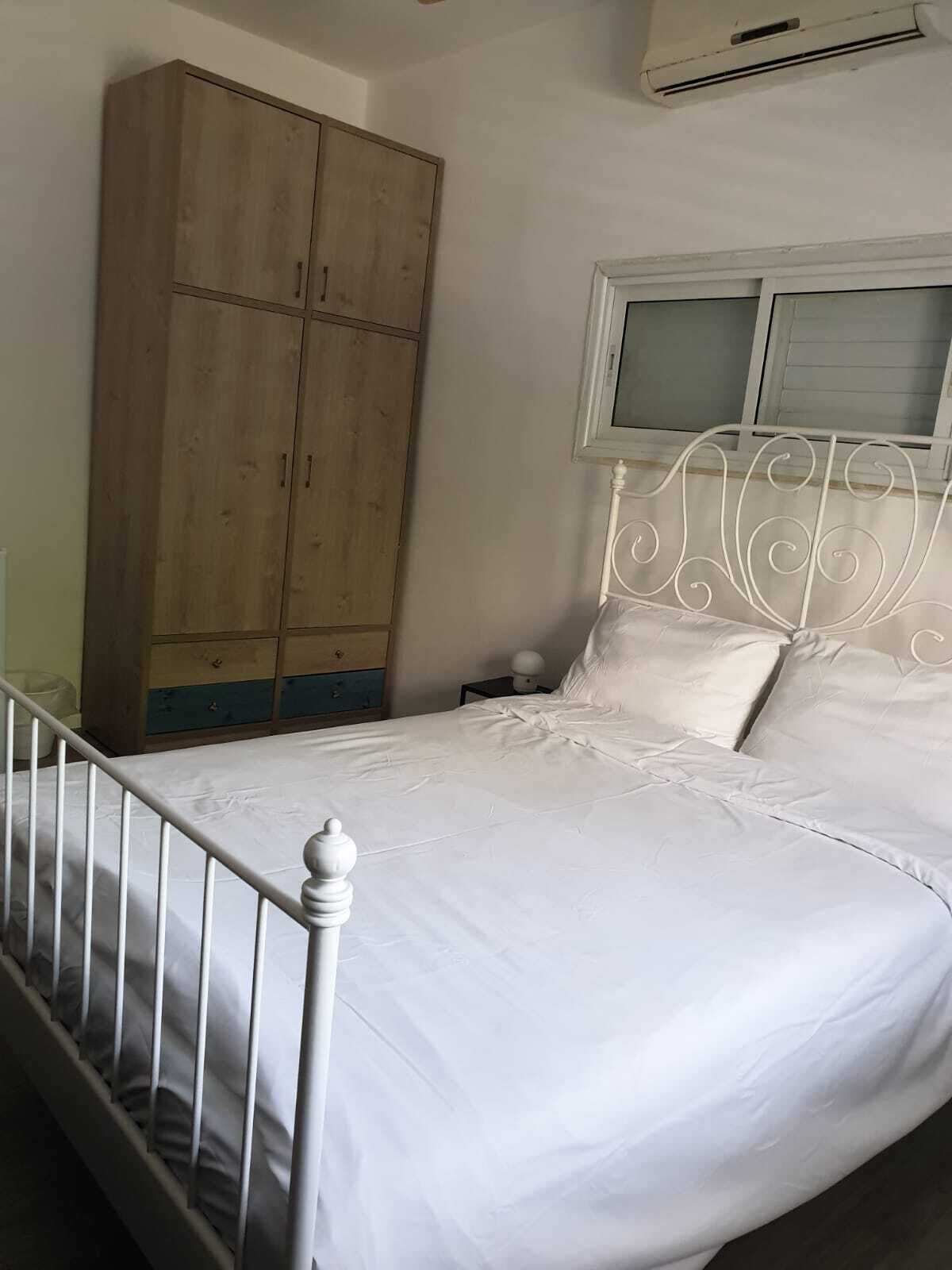 Rom – basic, 1 dobbeltseng | 1 soverom, strykejern/-brett, wi-fi (inkludert) og sengetøy