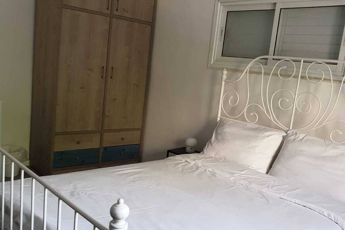 Rom – basic, 1 dobbeltseng | 1 soverom, strykejern/-brett, wi-fi (inkludert) og sengetøy