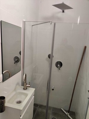 Rom – basic, 1 dobbeltseng | Bad | Dusj, toalettartikler (inkludert), hårføner og håndklær