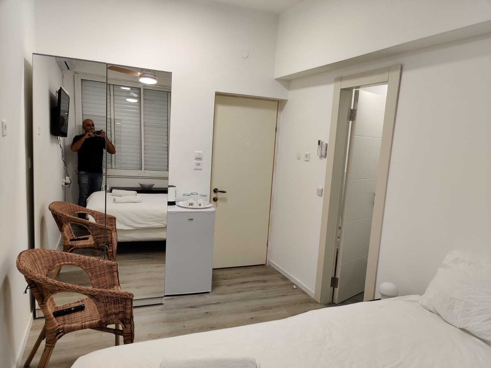 Rom – basic, 1 dobbeltseng | 1 soverom, strykejern/-brett, wi-fi (inkludert) og sengetøy