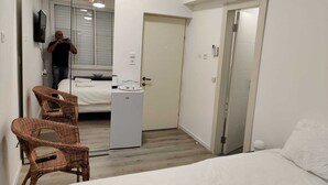 Basic-Zimmer, 1 Doppelbett | 1 Schlafzimmer, Bügeleisen/Bügelbrett, kostenloses WLAN, Bettwäsche
