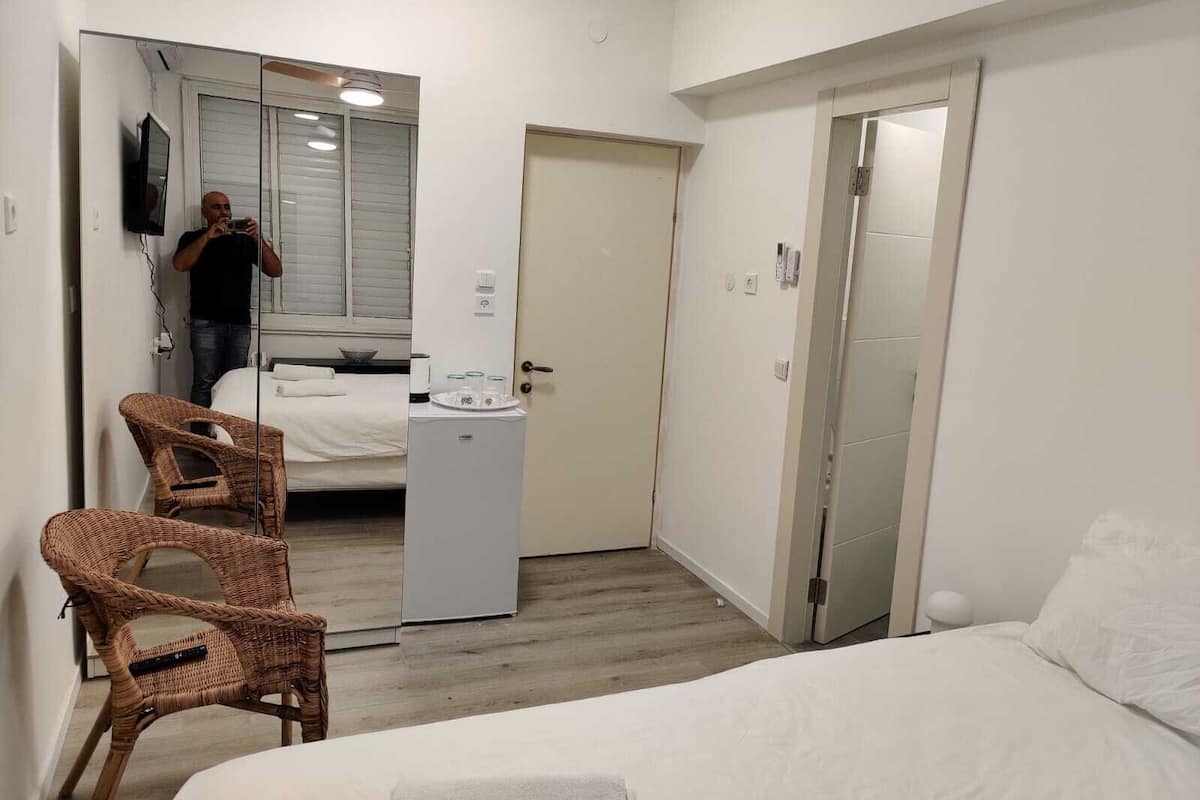 Quarto básico, 1 cama de casal | 1 quarto, ferros/tábuas de passar roupa, Wi-Fi de cortesia