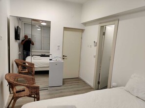 Rom – basic, 1 dobbeltseng | 1 soverom, strykejern/-brett, wi-fi (inkludert) og sengetøy