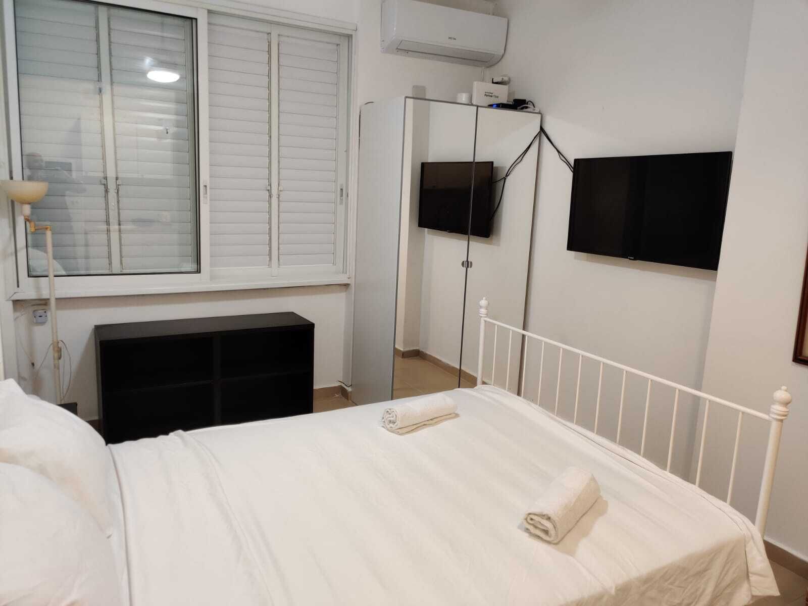 Rom – basic, 1 dobbeltseng | 1 soverom, strykejern/-brett, wi-fi (inkludert) og sengetøy