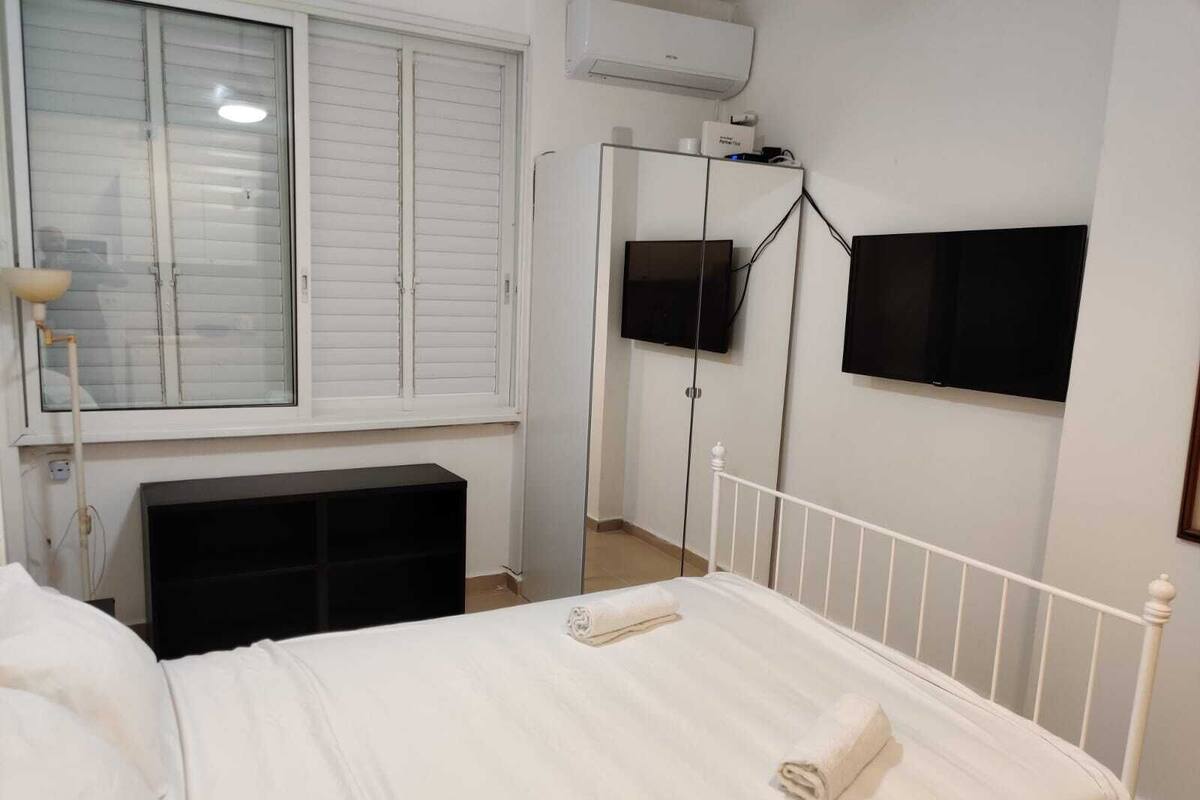 Rom – basic, 1 dobbeltseng | 1 soverom, strykejern/-brett, wi-fi (inkludert) og sengetøy