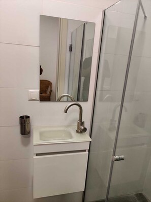 Quarto básico, 1 cama de casal | Banheiro | Chuveiro, produtos de toalete grátis, secador de cabelo 
