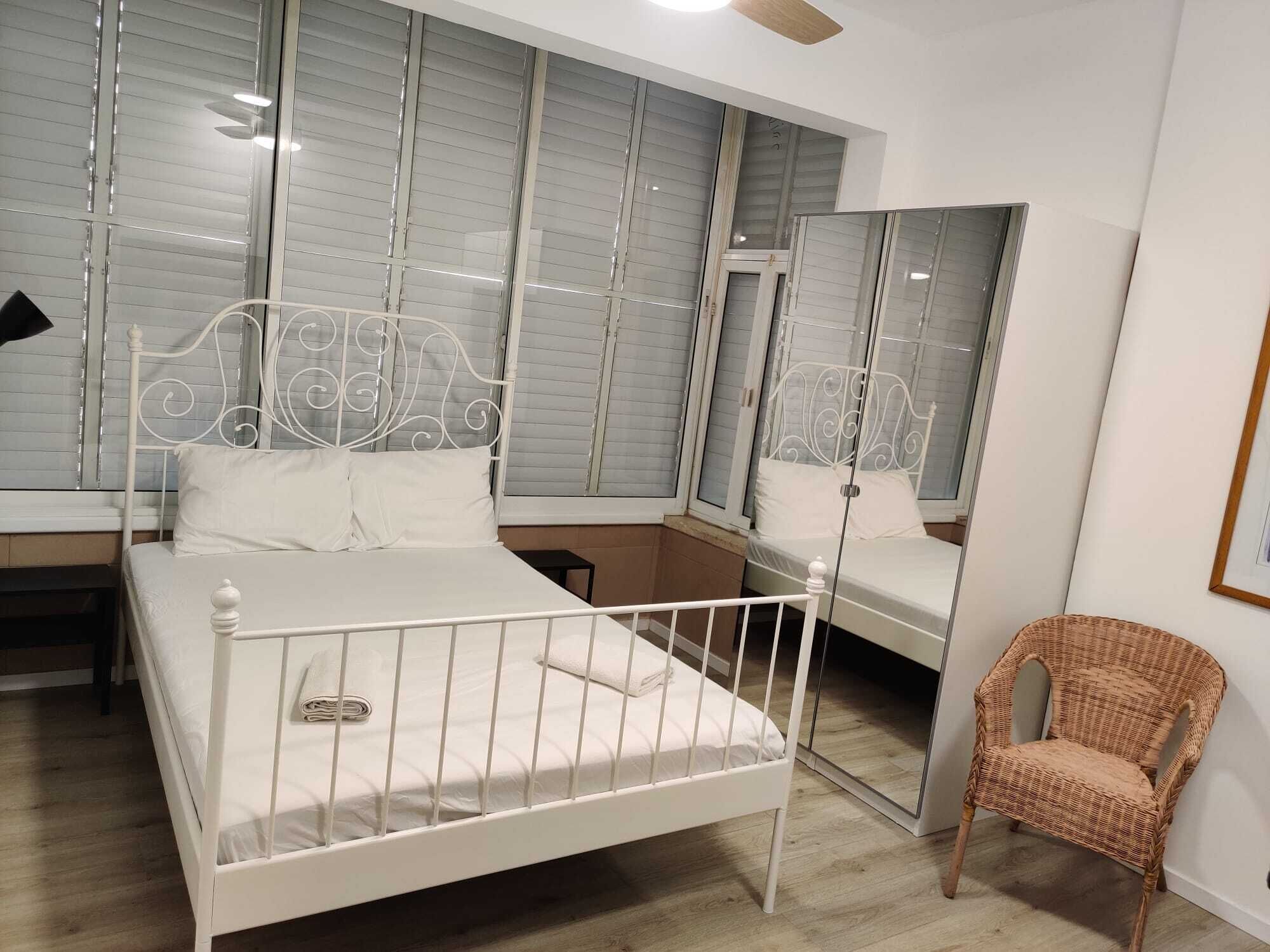 Rom – basic, 1 dobbeltseng | 1 soverom, strykejern/-brett, wi-fi (inkludert) og sengetøy