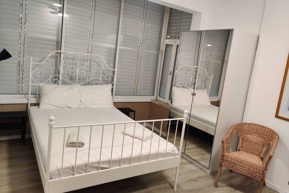 Rom – basic, 1 dobbeltseng | 1 soverom, strykejern/-brett, wi-fi (inkludert) og sengetøy