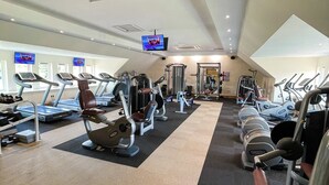 A gym with treadmills, weight machines, and dumbbells. - Cedar Boutique Lodge-dog, Fishing and Spa Access (York)