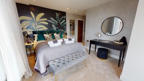 3 slaapkamers, een strijkplank/strijkijzer, gratis wifi, beddengoed