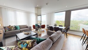 Smart TV - NEW 5* Luxury River View Apartment, 3 bed 3 bath, central York, with parking (York)