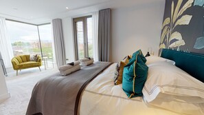 3 bedrooms, iron/ironing board, free WiFi, bed sheets - NEW 5* Luxury River View Apartment, 3 bed 3 bath, central York, with parking (York)