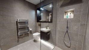 Douche, sèche-cheveux, serviettes fournies, savon