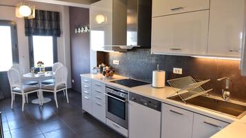 Rumah Keluarga, Beberapa Tempat Tidur, 2 kamar mandi (Despina House Sea View Mirabello) | Dapur pribadi | Lemari es, microwave, oven, dan kompor