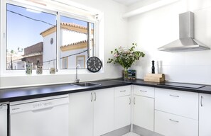 Jääkaappi, liesi, astianpesukone, vedenkeitin