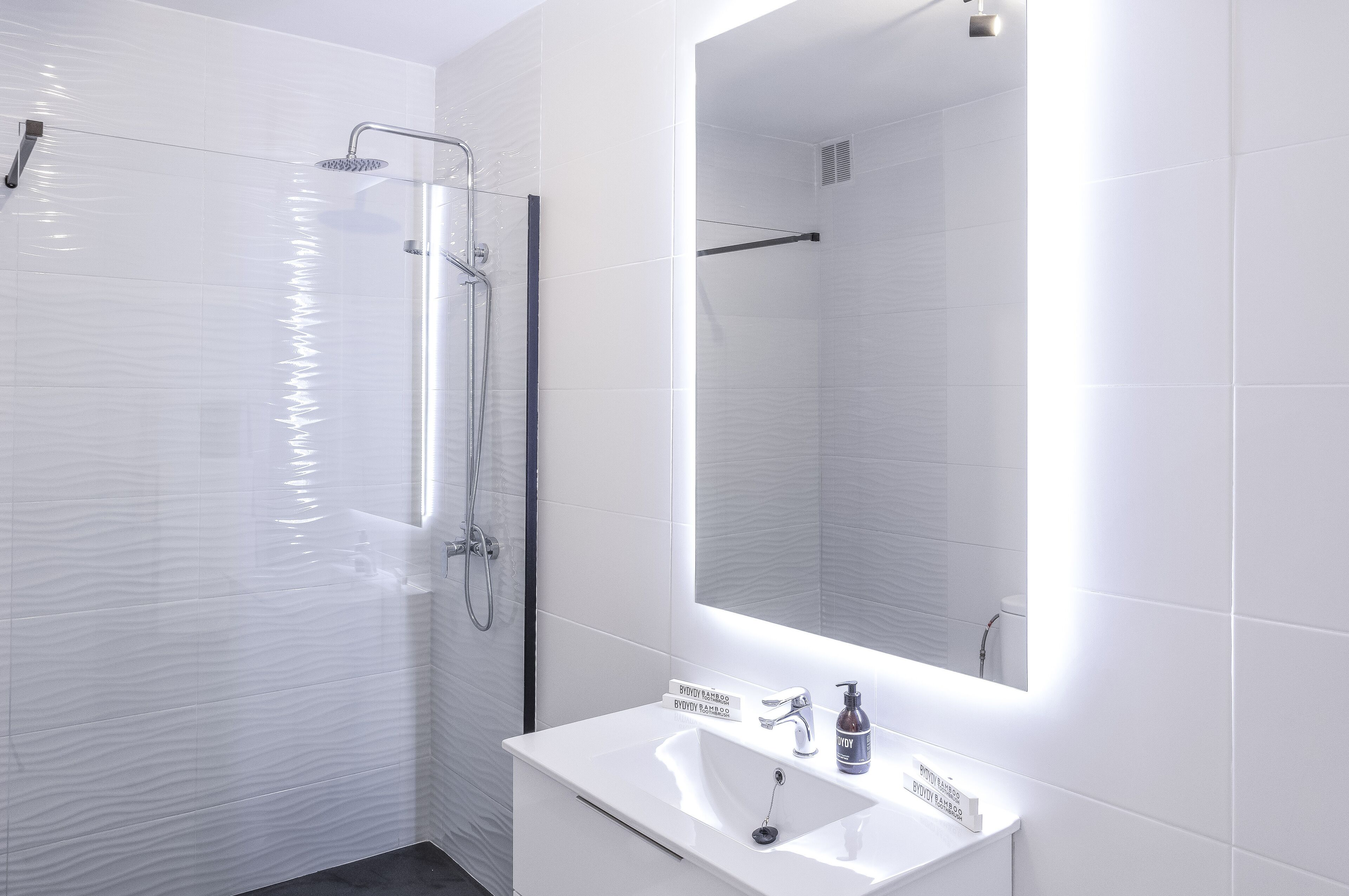Dusche, Bidet, Handtücher, Seife