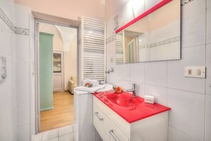 Ducha, secador de pelo, bidet, toallas