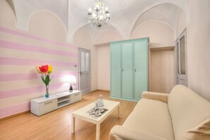 Apartamento familiar, varias habitaciones, mirando al mar (Goccia Di Mare 50m From The Sea) | Zona de estar | Televisión de 21 pulgadas con canales por cable