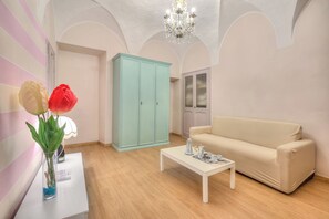 Family Apartment, Multiple Bedrooms, Sea Facing (Goccia Di Mare 50m From The Sea) | Living area | 21-inch TV with cable channels - Goccia Di Mare 50m From The Sea (Alassio)