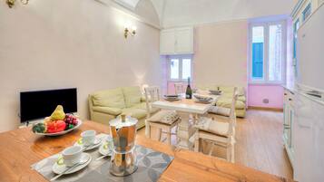 Family Apartment, Multiple Bedrooms, Sea Facing (Goccia Di Mare 50m From The Sea) | Tempat makan