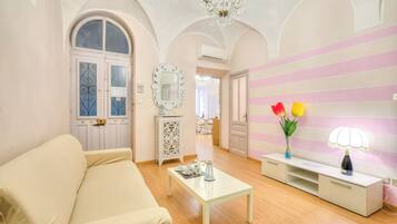 Familienapartment, 2 Schlafzimmer, Klimaanlage, Meerseite (Goccia Di Mare 50m From The Sea) | Wohnbereich | Fernseher