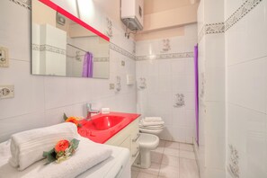 Apartament familiar, diversos dormitoris, orientació mar (Goccia Di Mare 50m From The Sea) | Bany | Dutxa, assecador de cabells, bidet i tovalloles 