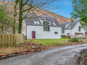 Exterior - Cheerful Stays: 4 Bedroom Cottage in Arrochar (Arrochar)