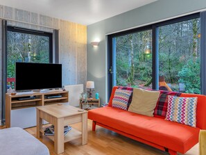 Smart TV - Cheerful Stays: 4 Bedroom Cottage in Arrochar (Arrochar)