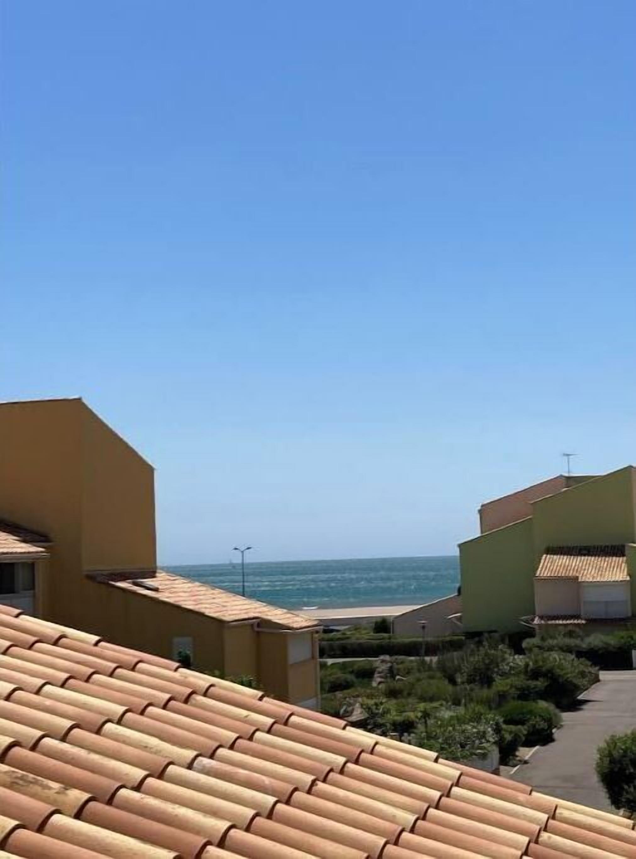 Un edificio costero con techo de tejas que da al mar.