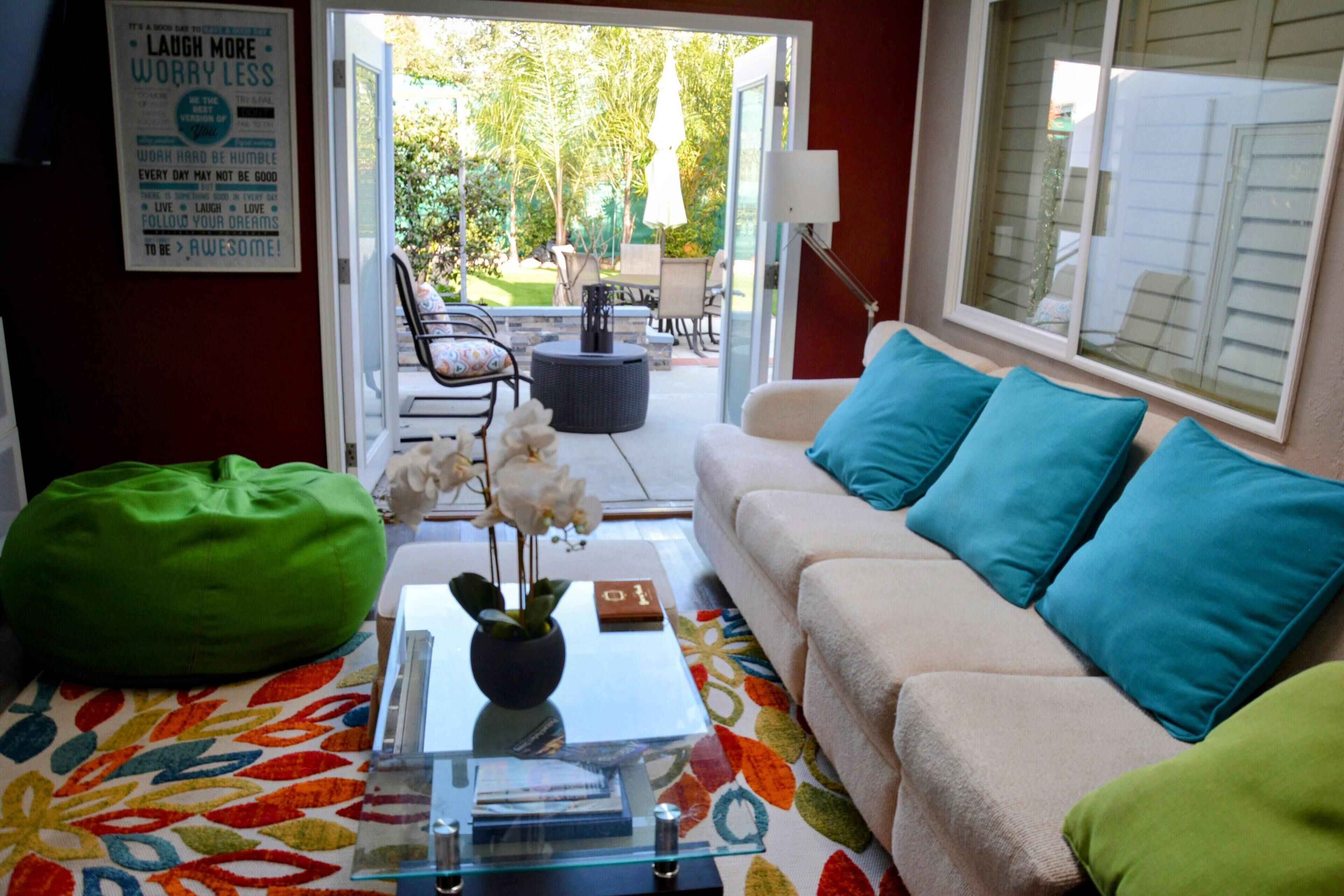 TV connectée, cheminée, lecteur de DVD, livres