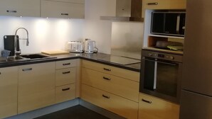 Kaffetrakter/tekoker, kjøleskap, mikrobølgeovn og ovn