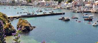 Modern House: 800m from Beach, 4 Guests, Terrace with BBQ, Near Sauzon Center