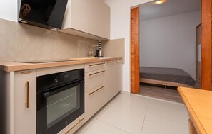 Kjøleskap, ovn og kokeplater