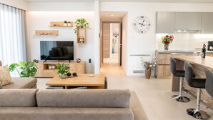 Eine moderne Wohnung mit Wohnzimmer, Essbereich und Küche.