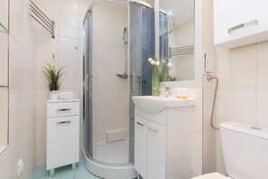 Shower, towels - Apartment Saski Garden by Renters (Warsaw)