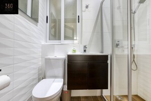 ヘアドライヤー、タオル、石鹸、トイレットペーパー