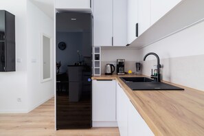 Réfrigérateur, four, plaque de cuisson, lave-vaisselle