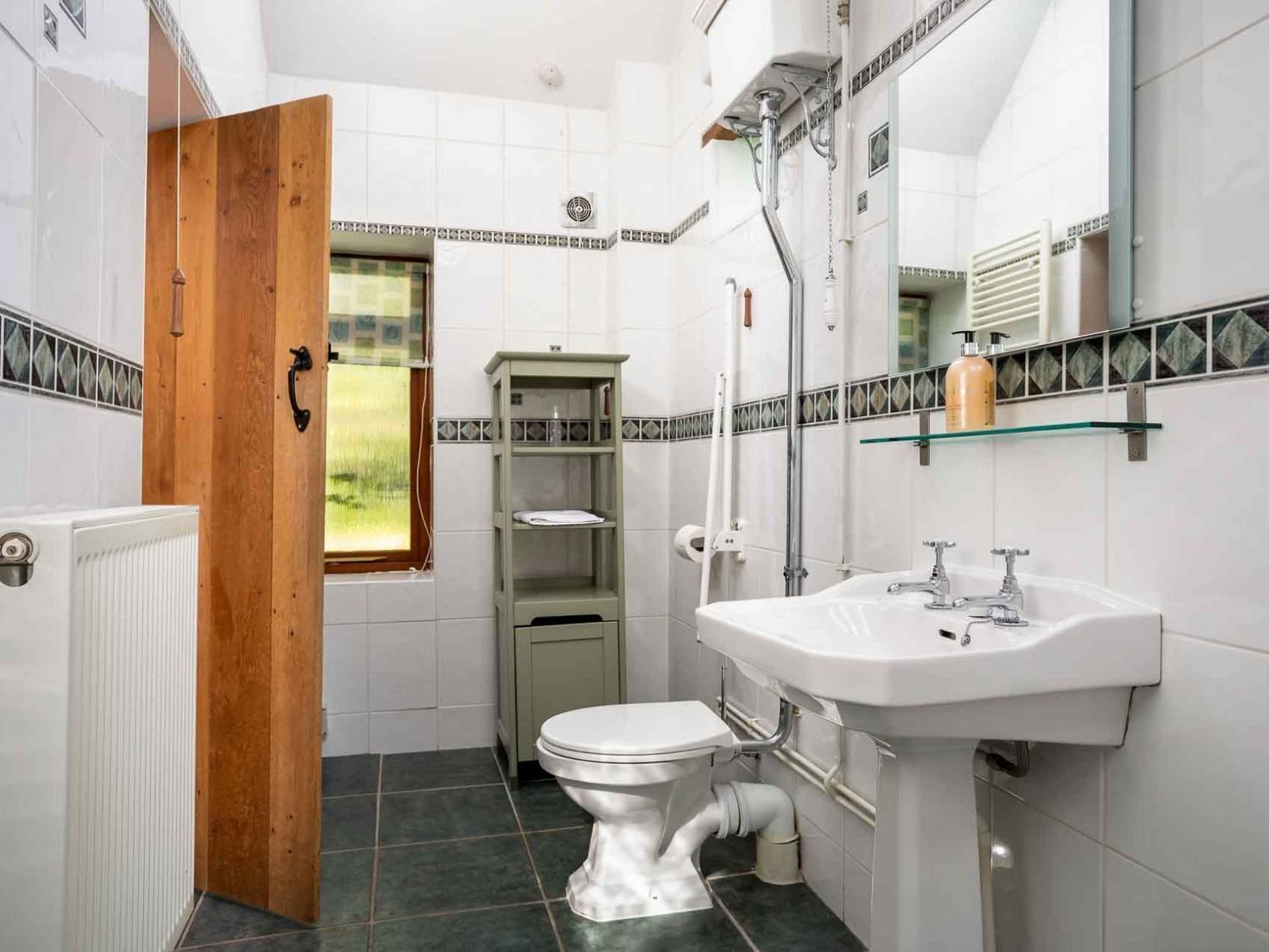 Une salle de bain moderne équipée de toilettes, d’un lavabo et d’une douche.