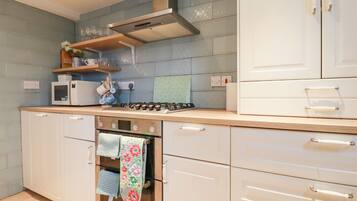 Cottage | Privékeuken | Een koelkast, een vaatwasser, een waterkoker, een broodrooster