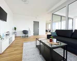 Superior Apartment, 3 Bedrooms, Balcony | Ruang tamu | 43 inci televisyen skrin rata dengan digital, TV 