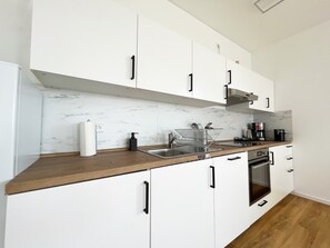 Apartament Deluxe, 3 dormitoris | Cuina privada | Frigorífic, microones, forn i placa de cuina