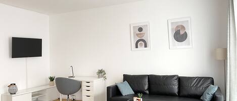 Appartamento familiare, 2 camere da letto, balcone | Area soggiorno | TV a schermo piatto 43 pollici con canali digitali, TV