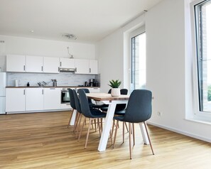Superior Apartment, 3 Bedrooms, Balcony | Private kitchen | Fridge, microwave, oven, stovetop - Stylish Apartments in Ibbenbüren (Ibbenbueren)