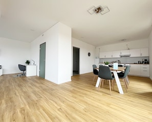 Superior Apartment, 3 Bedrooms, Balcony | Dapur peribadi | Peti sejuk, ketuhar gelombang mikro, ketuhar, dapur 