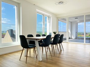 Apartament Deluxe, 3 dormitoris | Sala d'estar | Televisor de pantalla plana de 43 polzades amb canals digitals