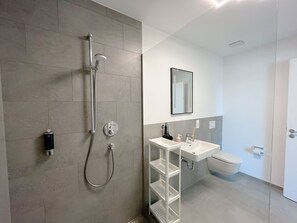 Superior Apartment, 3 Bedrooms, Balcony | Bathroom
